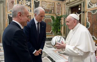 Pope Francis meets with members of the Italian Basketball Federation at the Vatican’s Clementine Hall, May 31, 2021. Vatican Media.